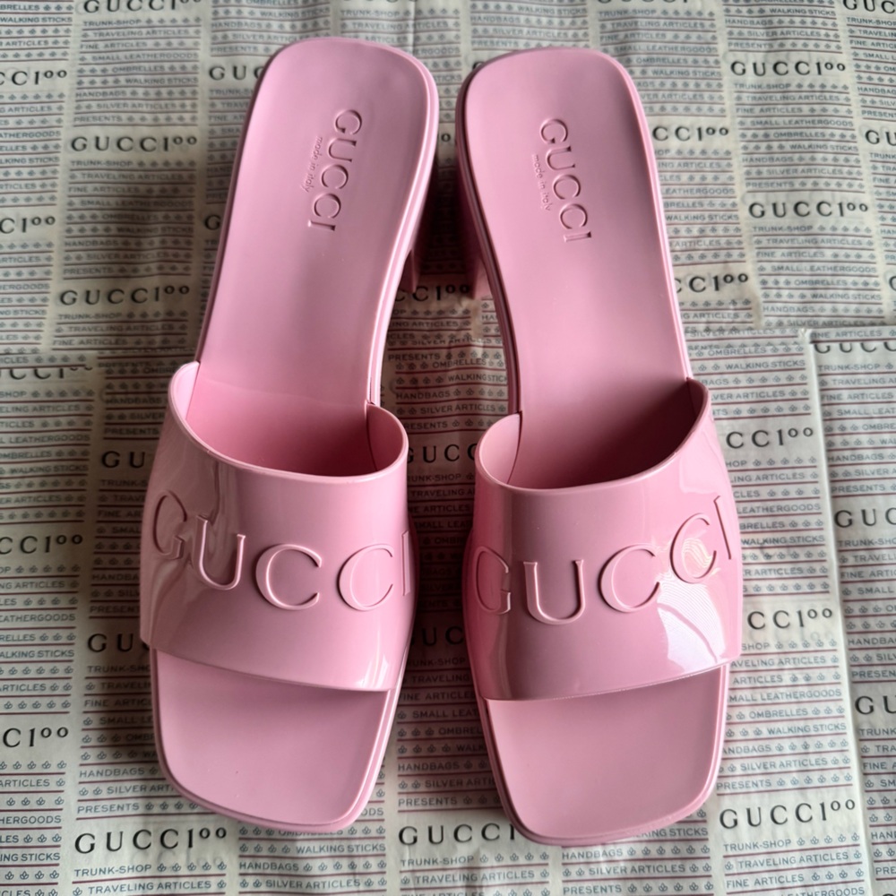 Gucci Women’s rubber slide sandal | NEVER WORN!